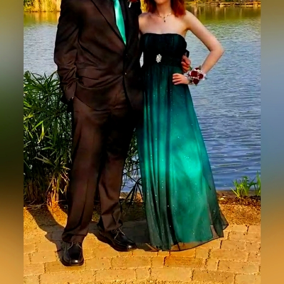 Full length Betsy & Adam juniors size 6 prom dress worn once. Like new condition - Picture 2 of 7